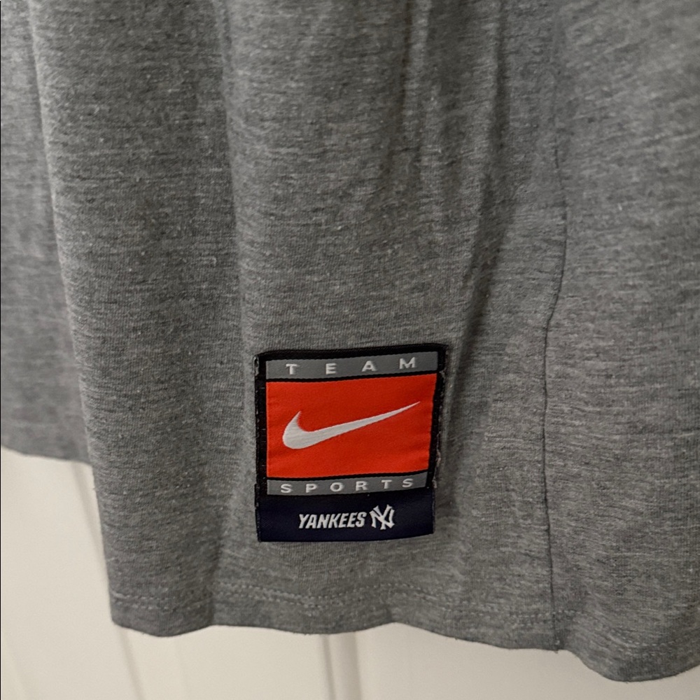 Men’s Nike Yankees Tank Top - Picture 2 of 3